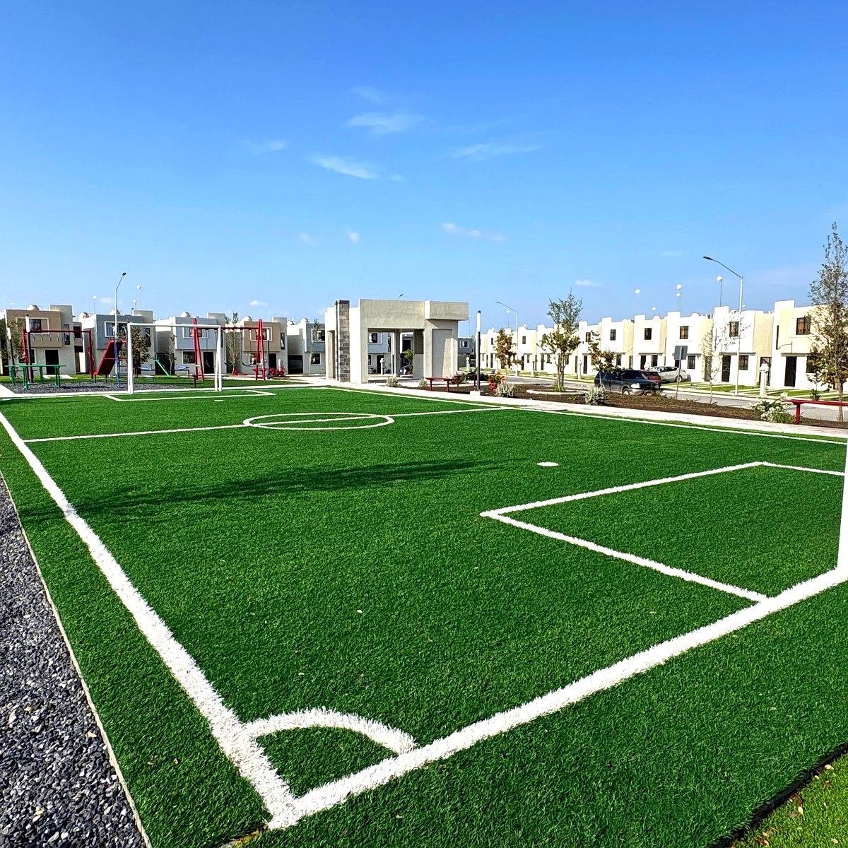 Cancha de fútbol con pasto sintético